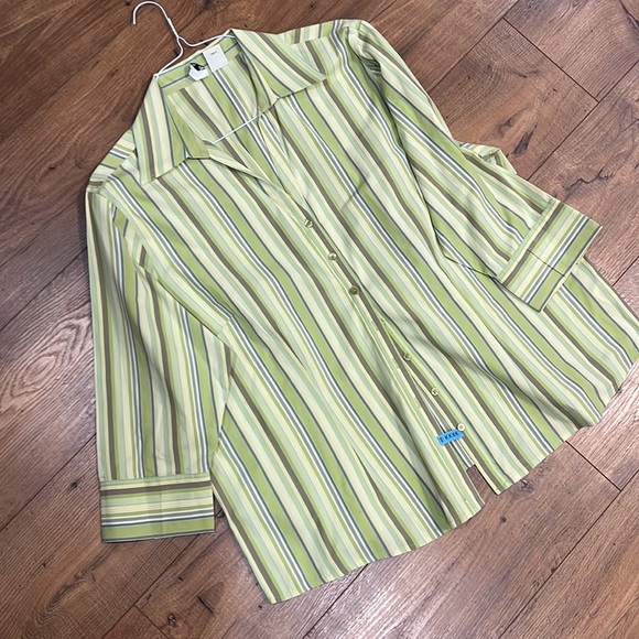 Button down shirt- like new - Picture 2 of 10